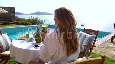 提供私人泳池边的早餐。 从希腊岛上俯瞰大海的专属豪华度假酒店